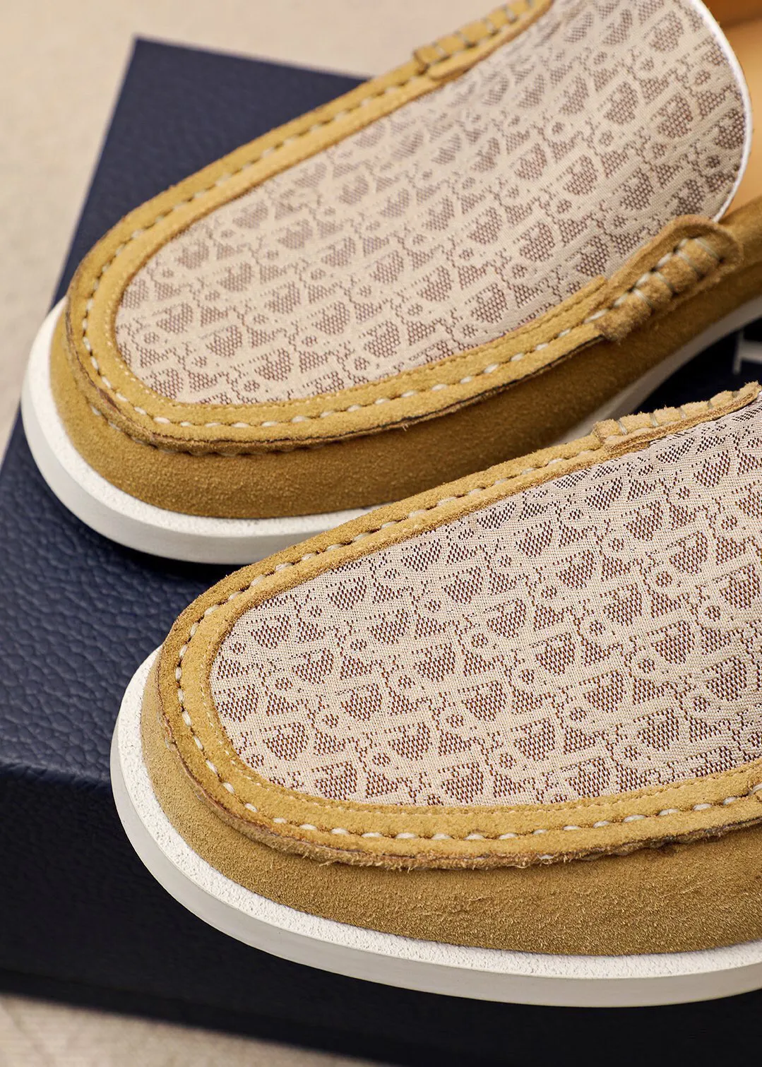 Men's shoes 💰460 💐 Product trademark: Dior "Dior" casual leather shoes Regular size: 38-44 (45.46.47🉑️Customized) Product materials: Selected Italian imported first-layer calfskin upper, imported water-dyed 🐂 cowhide lining. Strong three-dimensional visual effect, rubber outsole Color: 3⃣️colors available